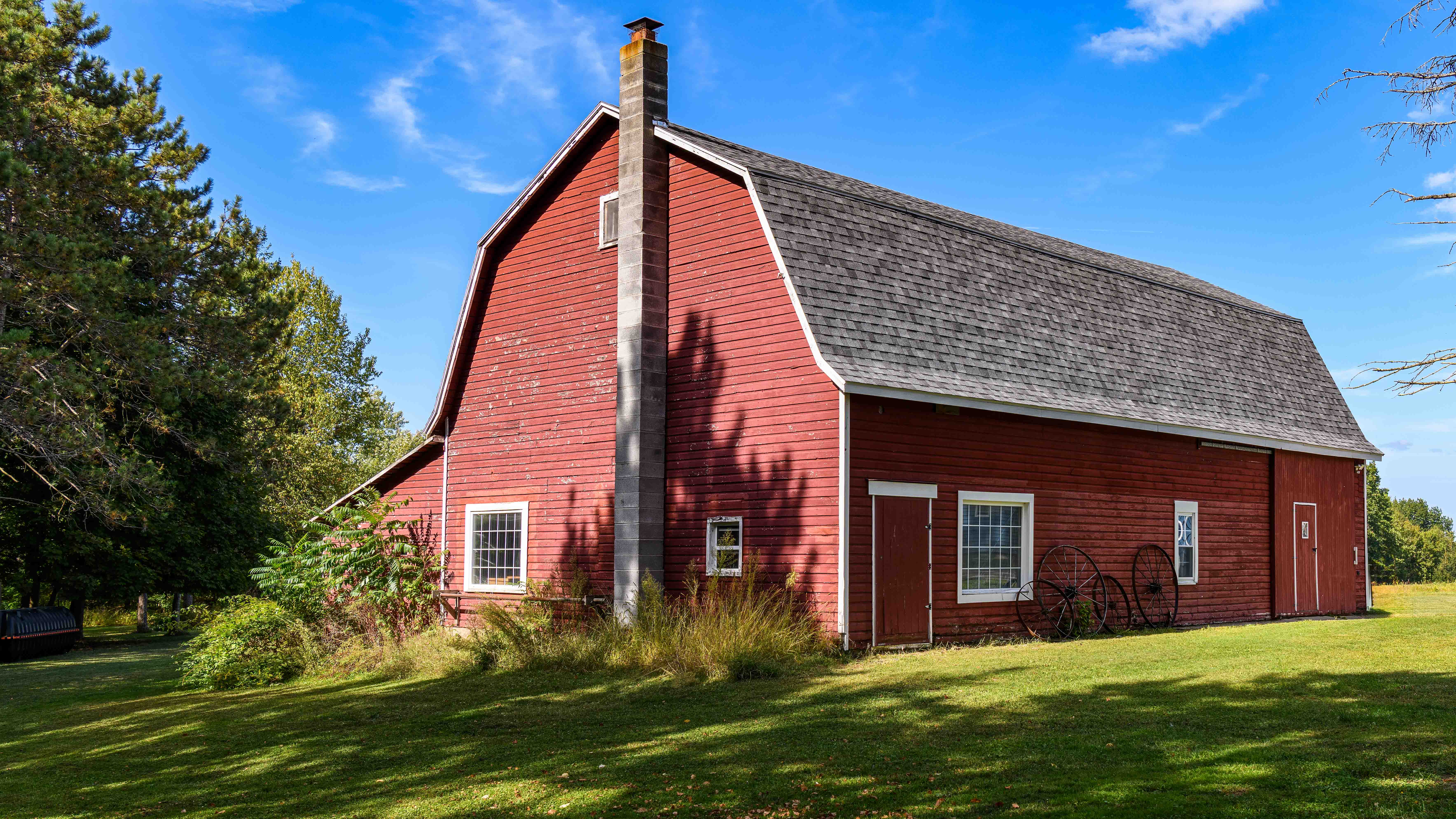 Barn on Property in Amsterdam NY barn -real estate photo-amsterdaam, ny